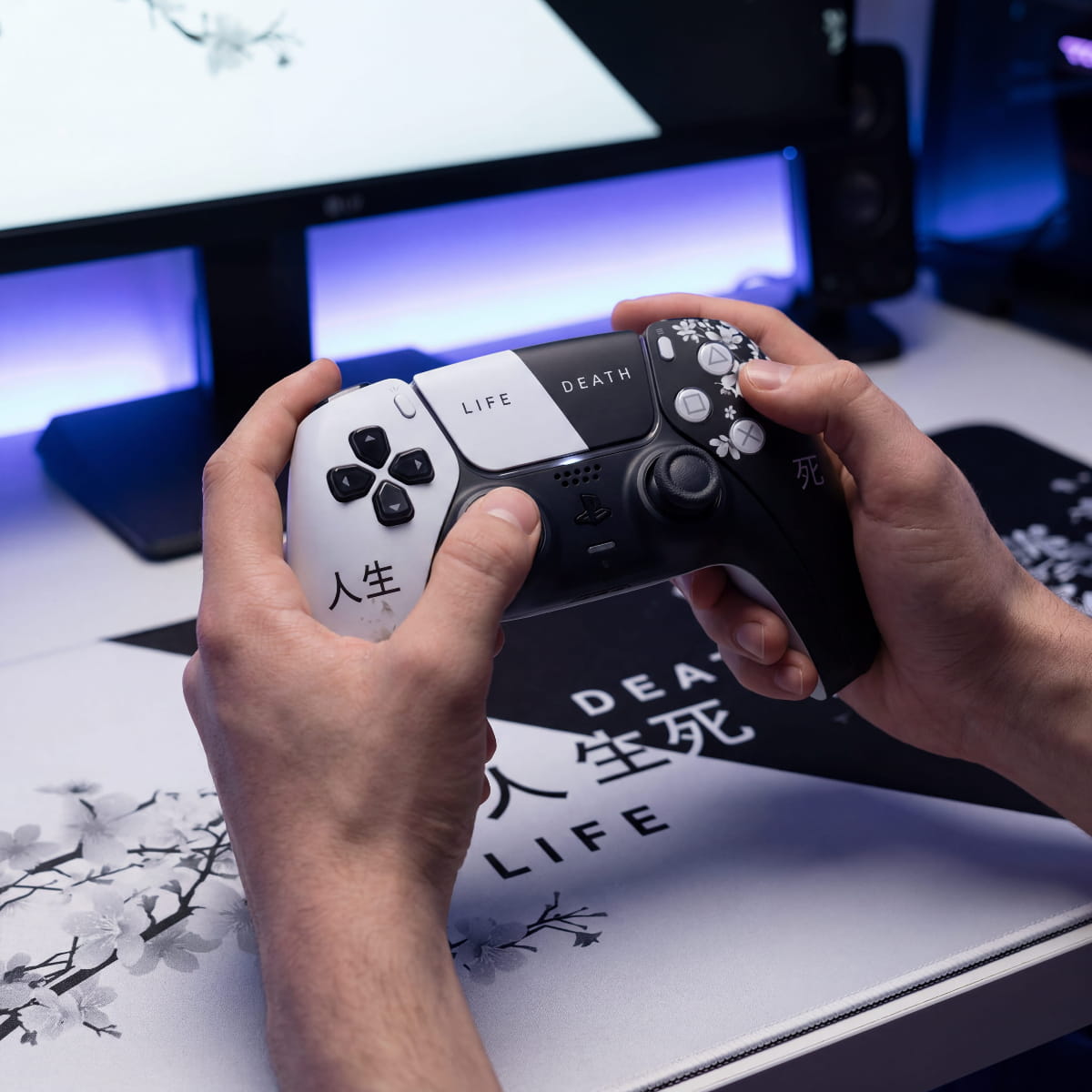 Custom PS5 DualSense Controller Lux Shinigami Blossom im Gaming Setup seitliche Perspektive mit Mousepad und LED Beleuchtung